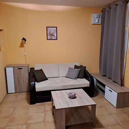Rozmaring Apartmanok Gyula Exterior photo