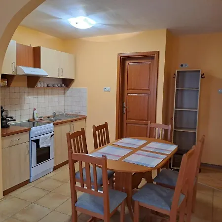 Rozmaring Apartmanok Gyula Exterior photo